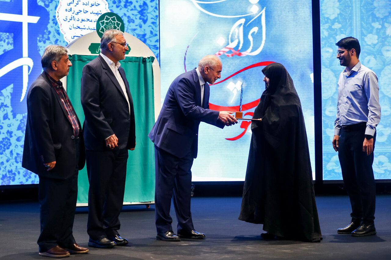 تصاویر: آیین رونمایی از مجموعه ۳۰ جلدی استعمارشناسی ایرانی با حضور قالیباف