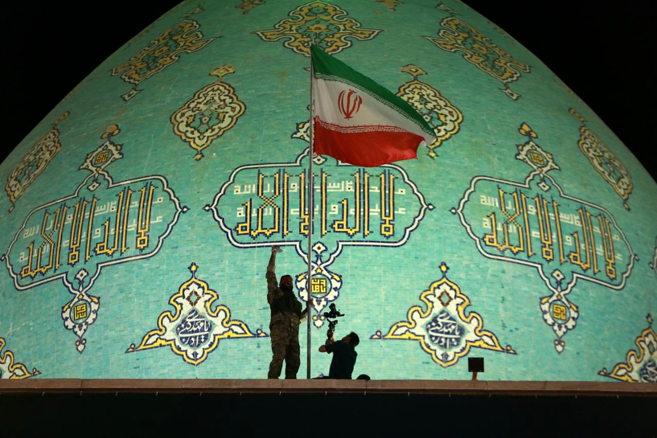 تصاویر: برافراشته شدن پرچم ایران در مسجد جمکران
