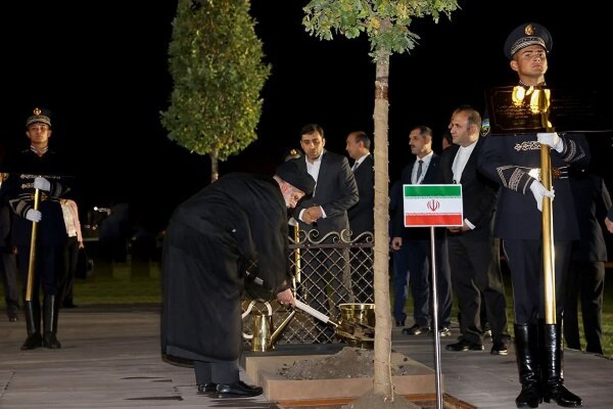 غرس نهال یادبود توسط رئیسی و و سران شرکت کننده در اجلاس سمرقند