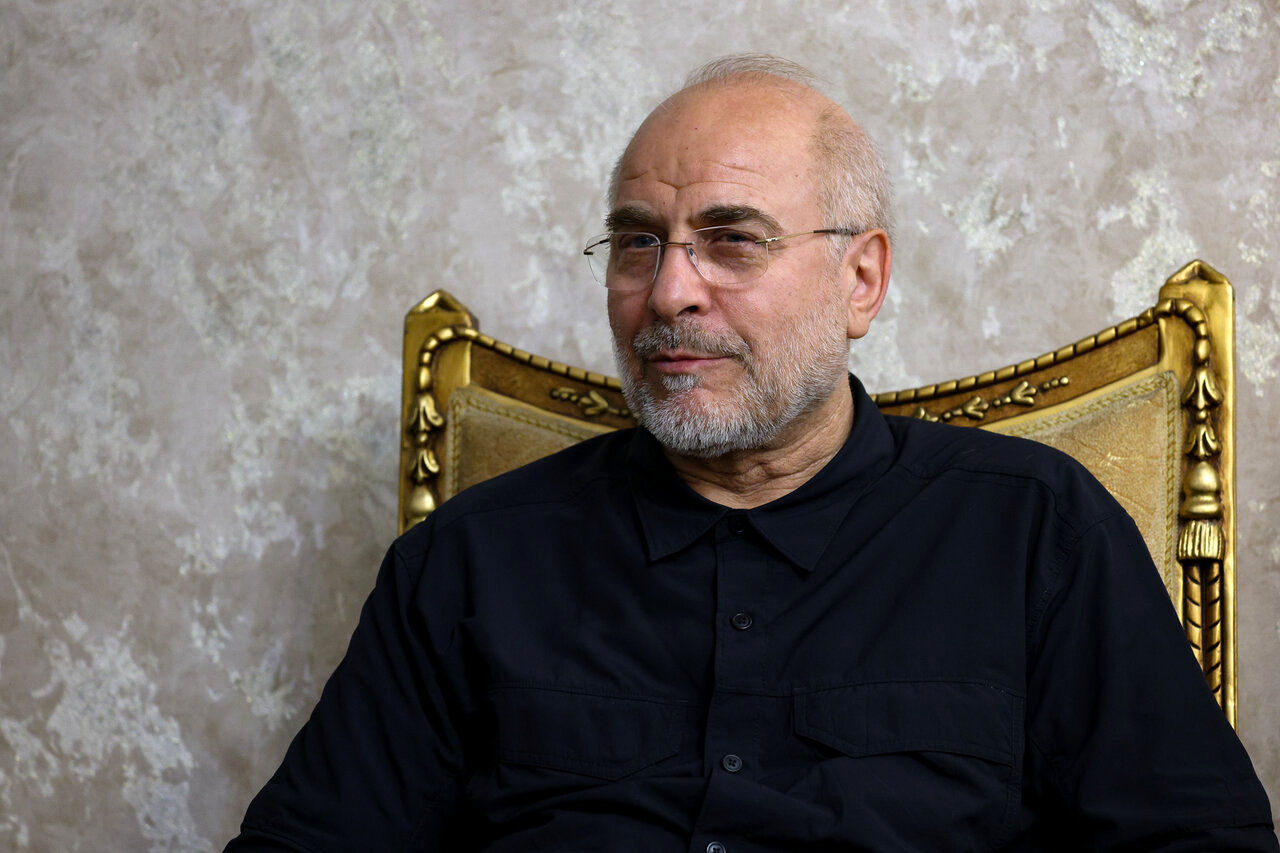 عکس: قالیباف پای تخته سیاه در حال آموزش نیروها در جبهه؛ دهه ۶۰