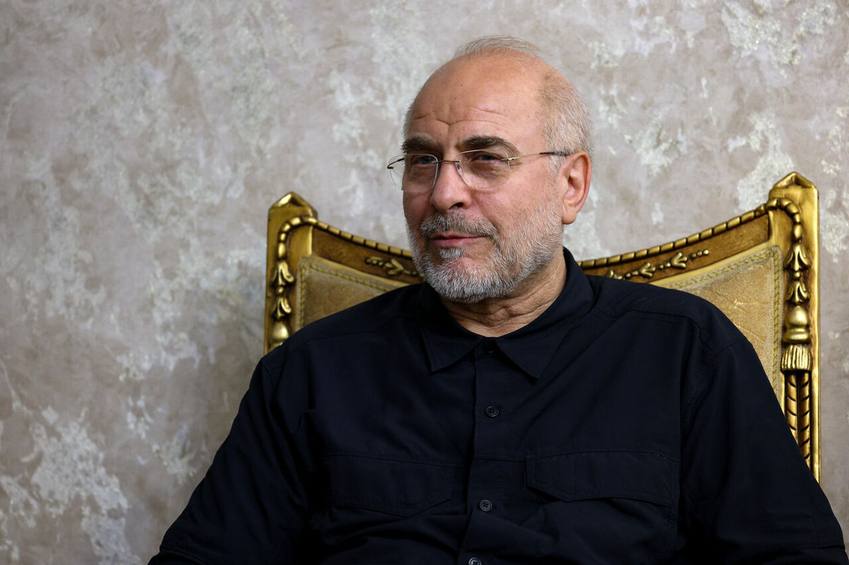 عکس: قالیباف پای تخته سیاه در حال آموزش نیروها در جبهه؛ دهه ۶۰