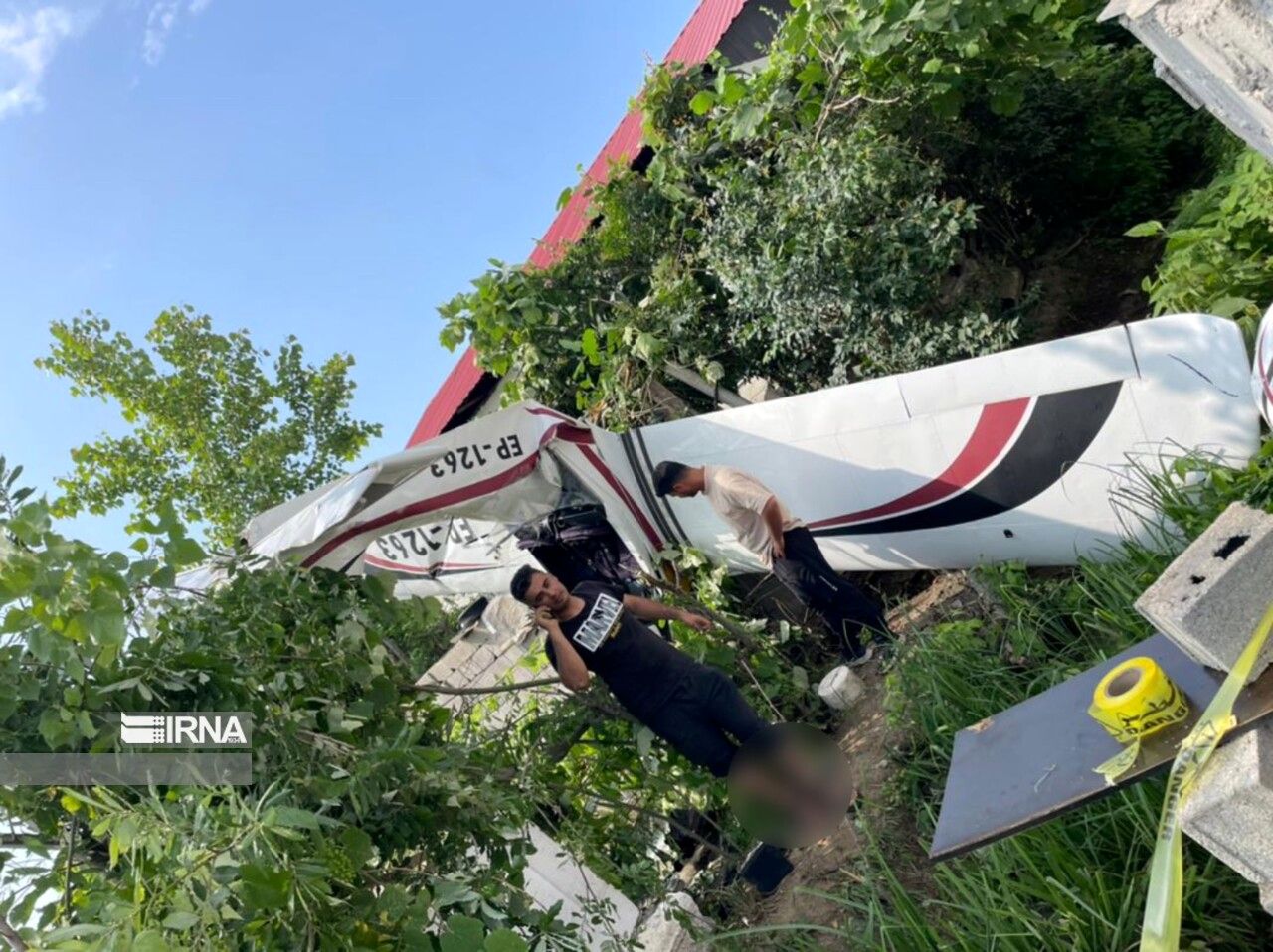 فرود اضطراری یک هواپیمای فوق سبک در شالیزارهای تنکابن+عکس