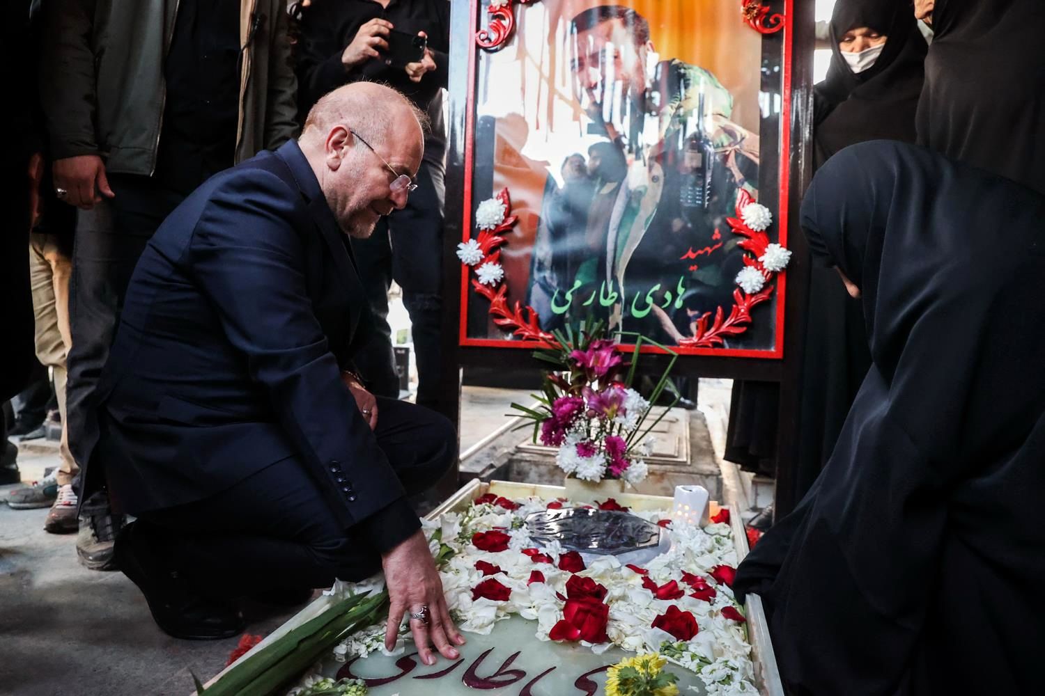 تصاویر: گفت‌وگوی چهره‌به‌چهرۀ زائران گلزار شهدای بهشت زهرای تهران با رئیس مجلس