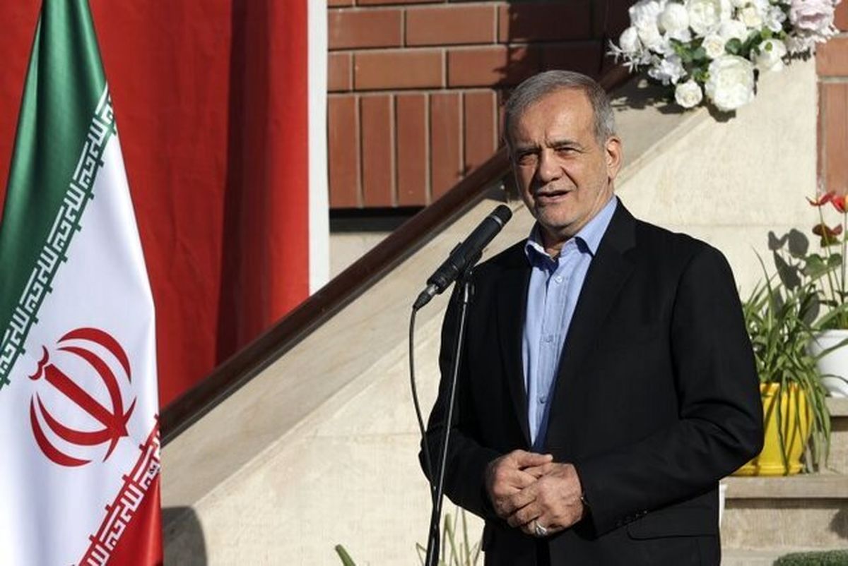 پزشکیان: تلاش میکنیم بسترهای رشد دانشآموزان را مهیا کنیم / بدانید همه شما طلا هستید