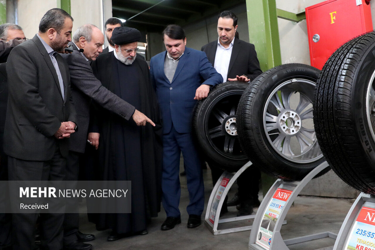 خوش‌و‌بش رئیسی با کارگران شرکت تولید تایر