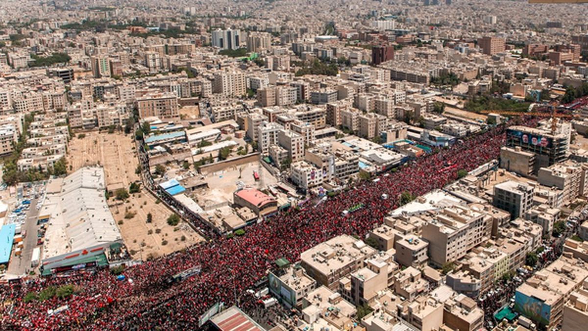 قابی از پیکر رهبر شهید انقلاب در لحظات ابتدایی حرکت در مسیر تشییع قم
