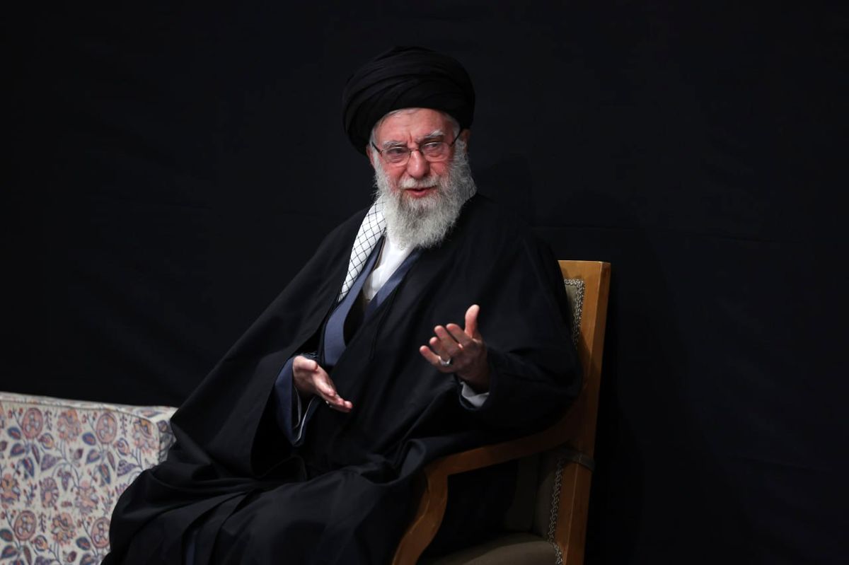  لحظاتی از آغاز عزاداری شهادت فاطمةالزهرا (س) با حضور رهبر انقلاب