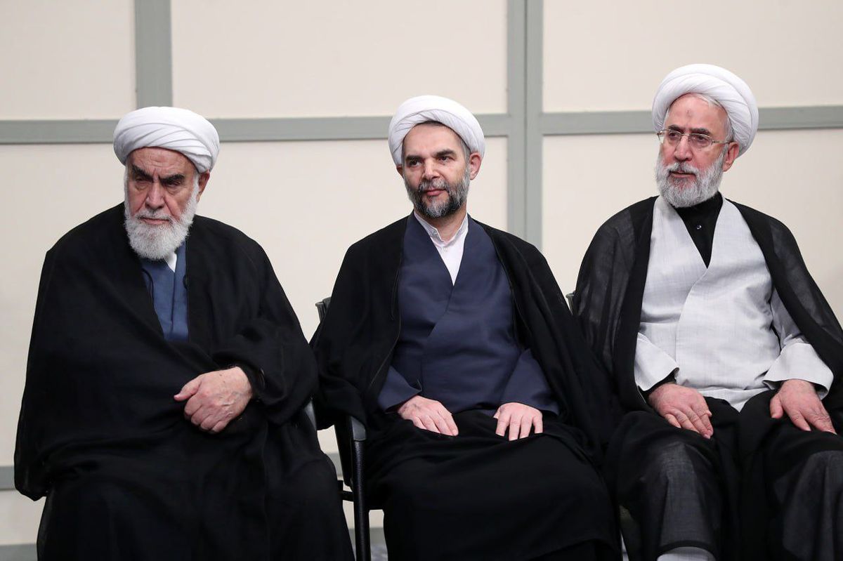 رهبر انقلاب: دستگاههای نظامی و دیپلماسی کار خود را با قوت ادامه دهند
