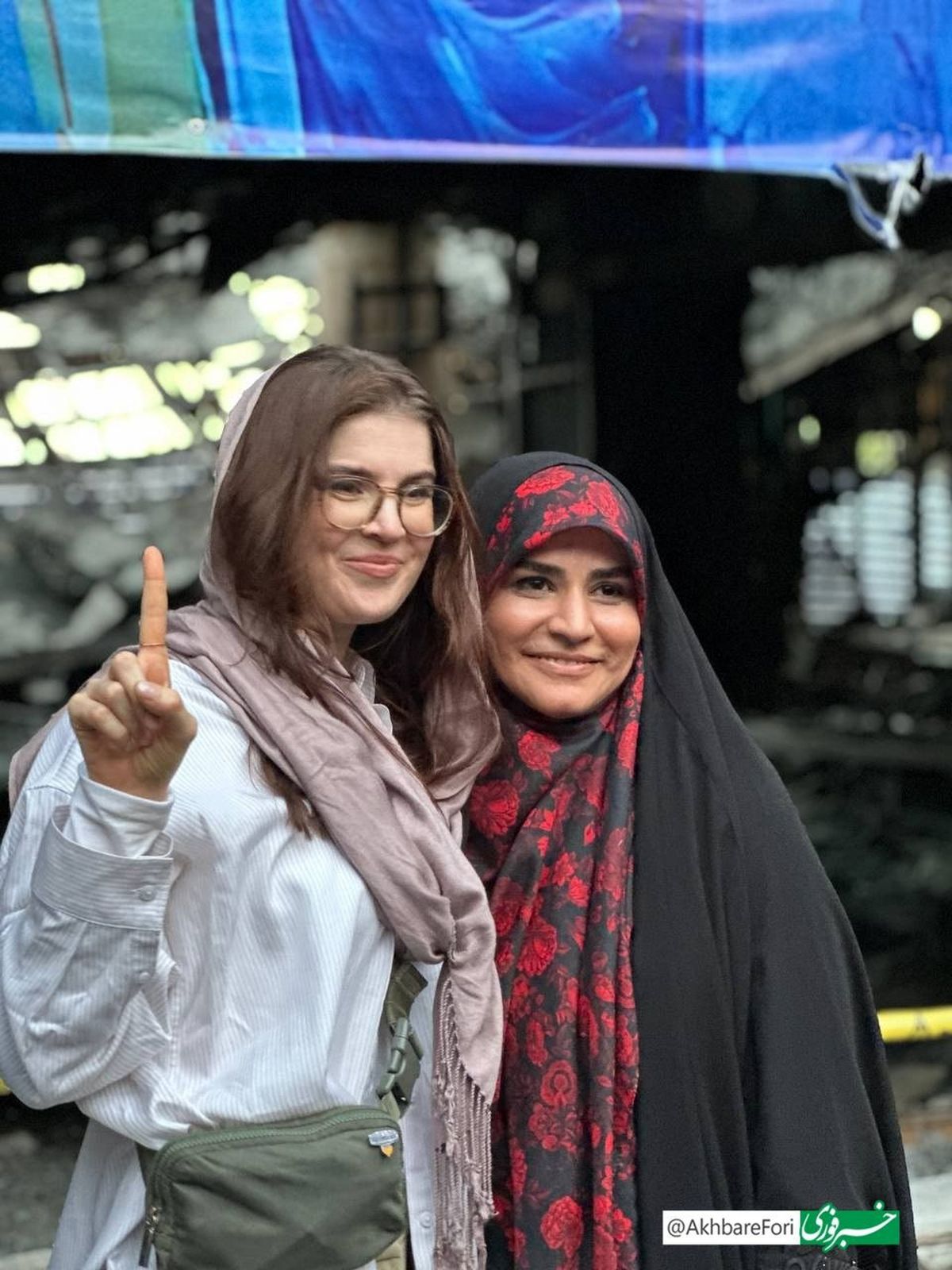 عکس خبرنگار آمریکایی با سحر امامی در کنار ساختمان شیشه‌ای
