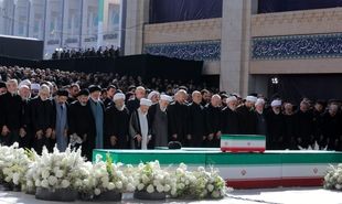 تصاویر حضور فرزندان رهبر شهید و مسئولان درمراسم اقامه نماز