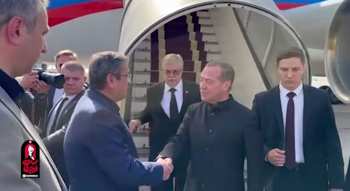ادای احترام «مدودف»و هیئت همراه به پیکر مطهر رهبر شهید