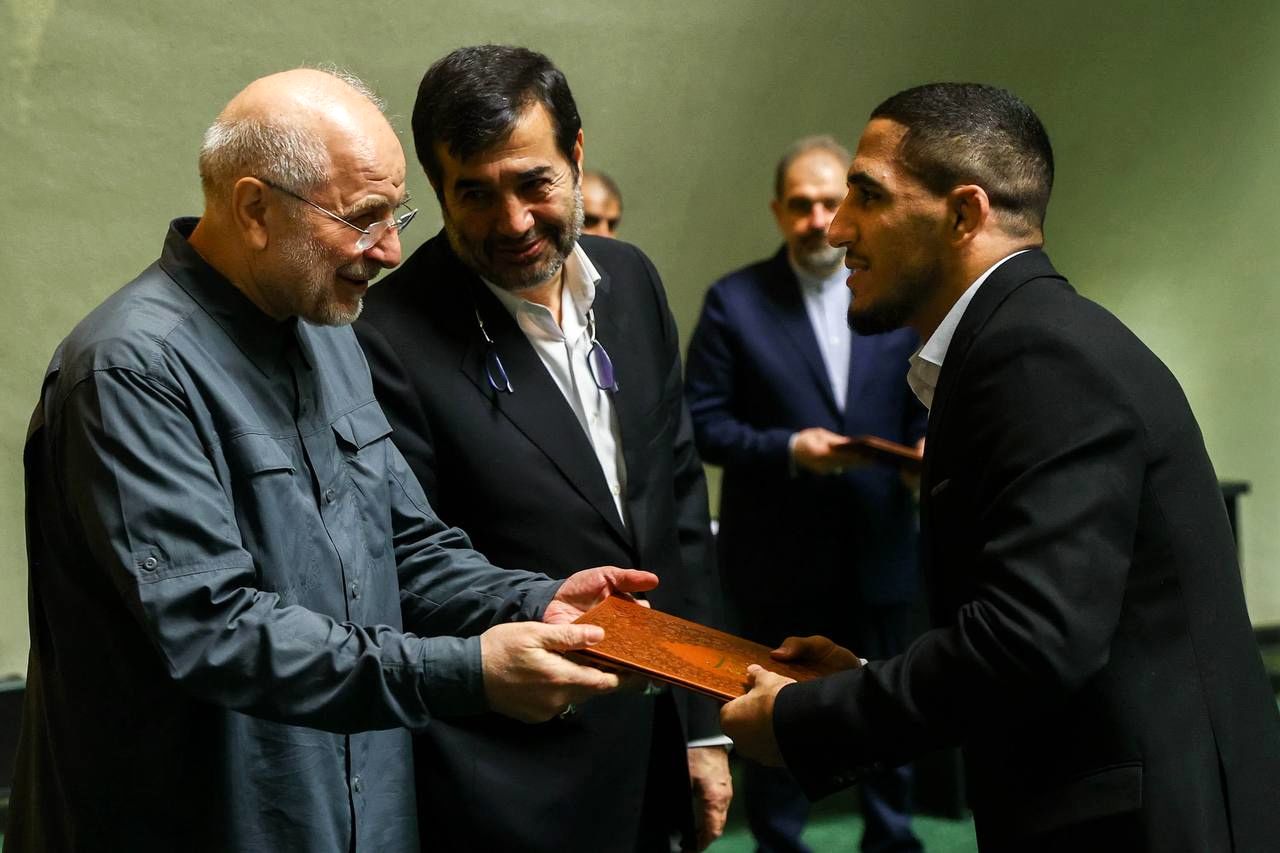 تصاویر: تقدیر از مدال‌آوران، کادر فنی و مسئولان تیم‌های ملی کشتی آزاد و فرنگی توسط قالیباف  