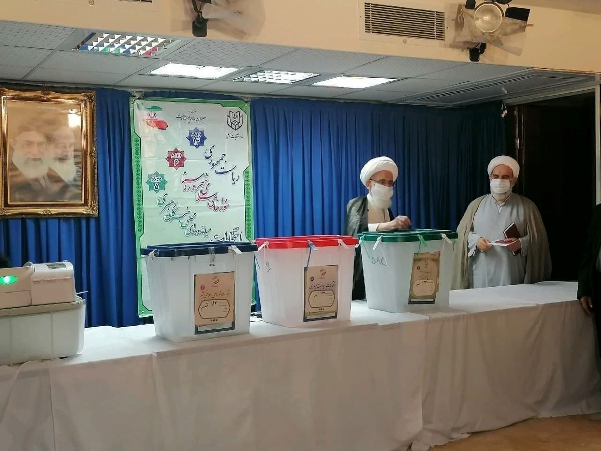  آیت‌الله نوری همدانی رای خود را به صندوق انداخت