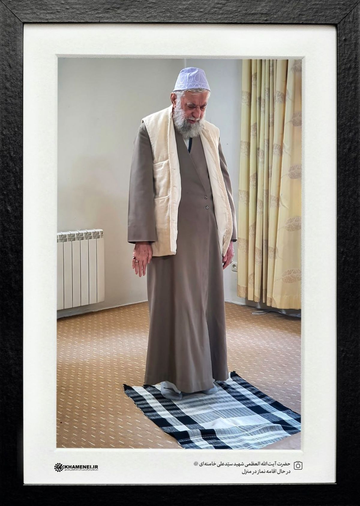تصویری دیده نشده از رهبر شهید انقلاب در حال اقامه نماز در منزل