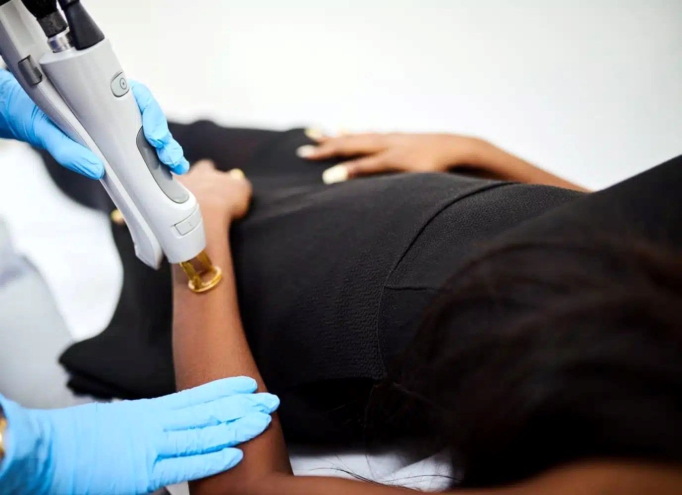 لیزر موهای زائد برای پوست سبزه؛ بهترین انتخاب‌ها + نکات طلایی برای گرفتن نتیجه بهتر