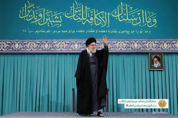 رهبر انقلاب: معیشت مردم واقعاً مشکل دارد