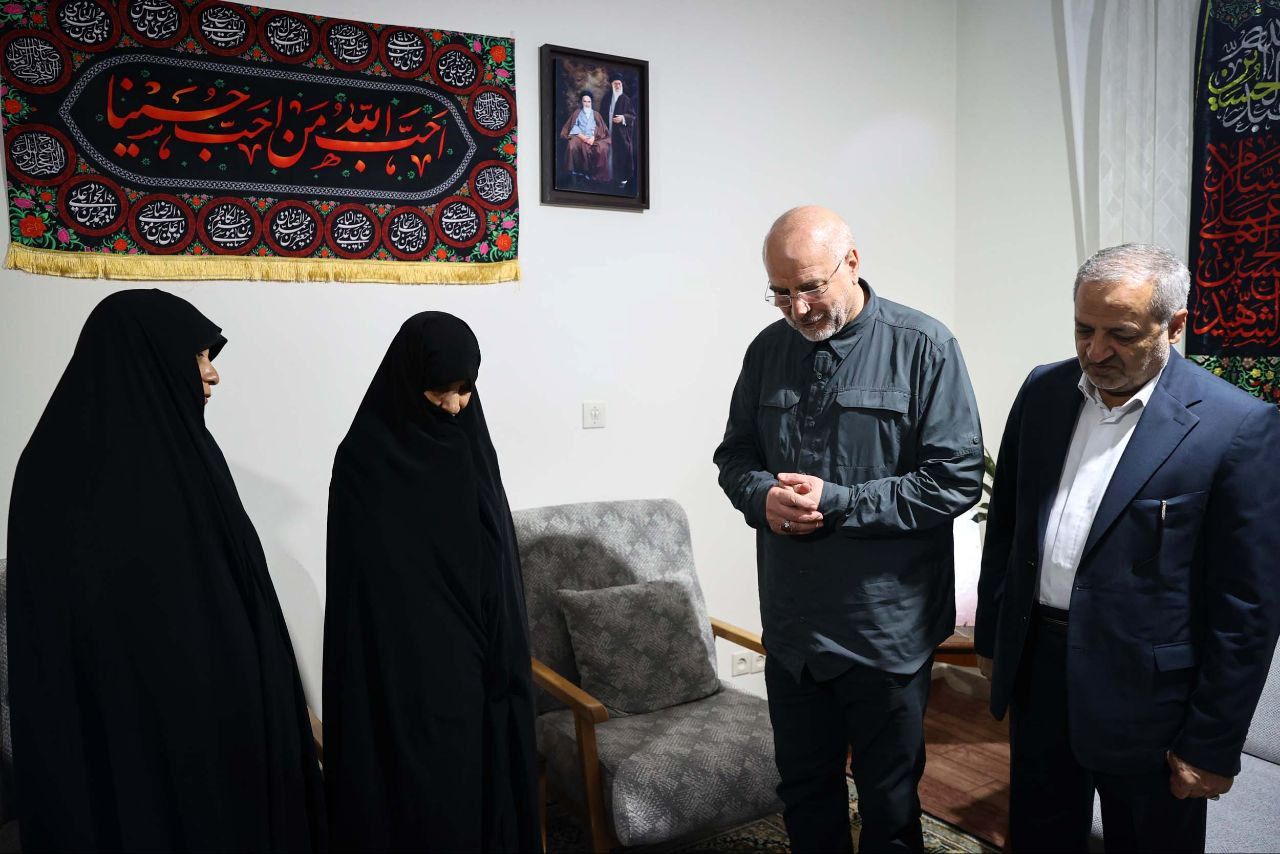 تصاویر: حضور قالیباف در منزل سرلشکر شهید محمد کاظمی