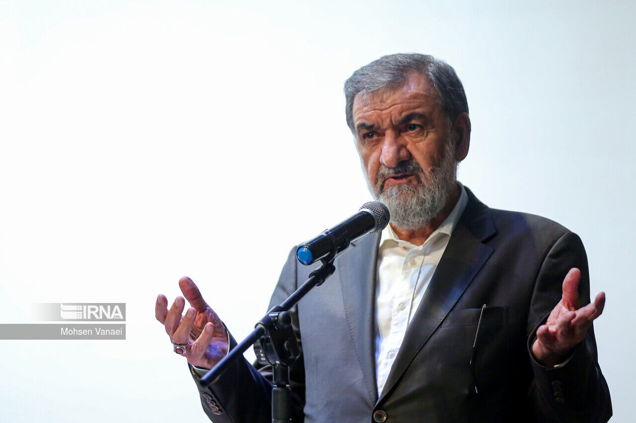  محسن رضایی: کافی بود دشمن به سمت ضاحیه حرکت کند، تمام موشک‌های ما آماده بود