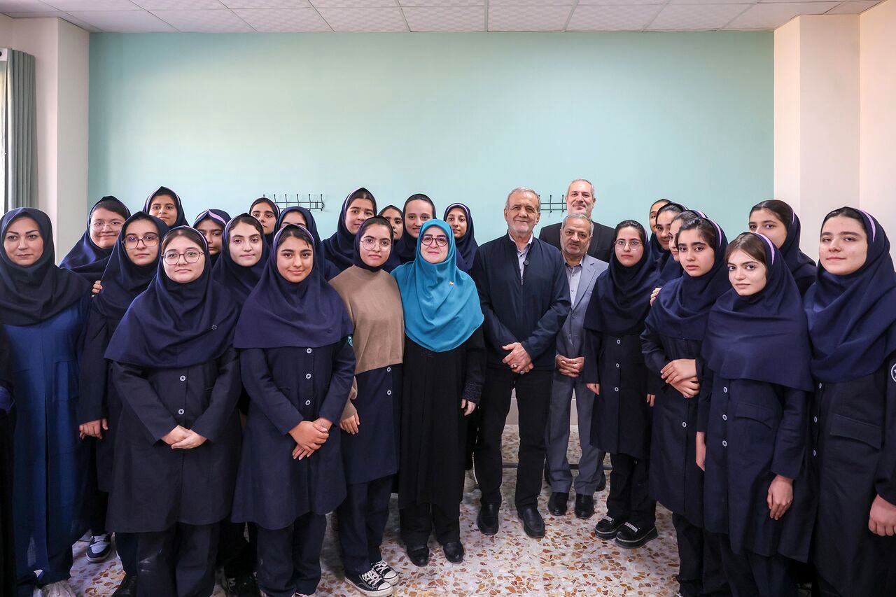 پزشکیان: آموزش درست به دانش‌آموزان ربطی به تحریم ندارد