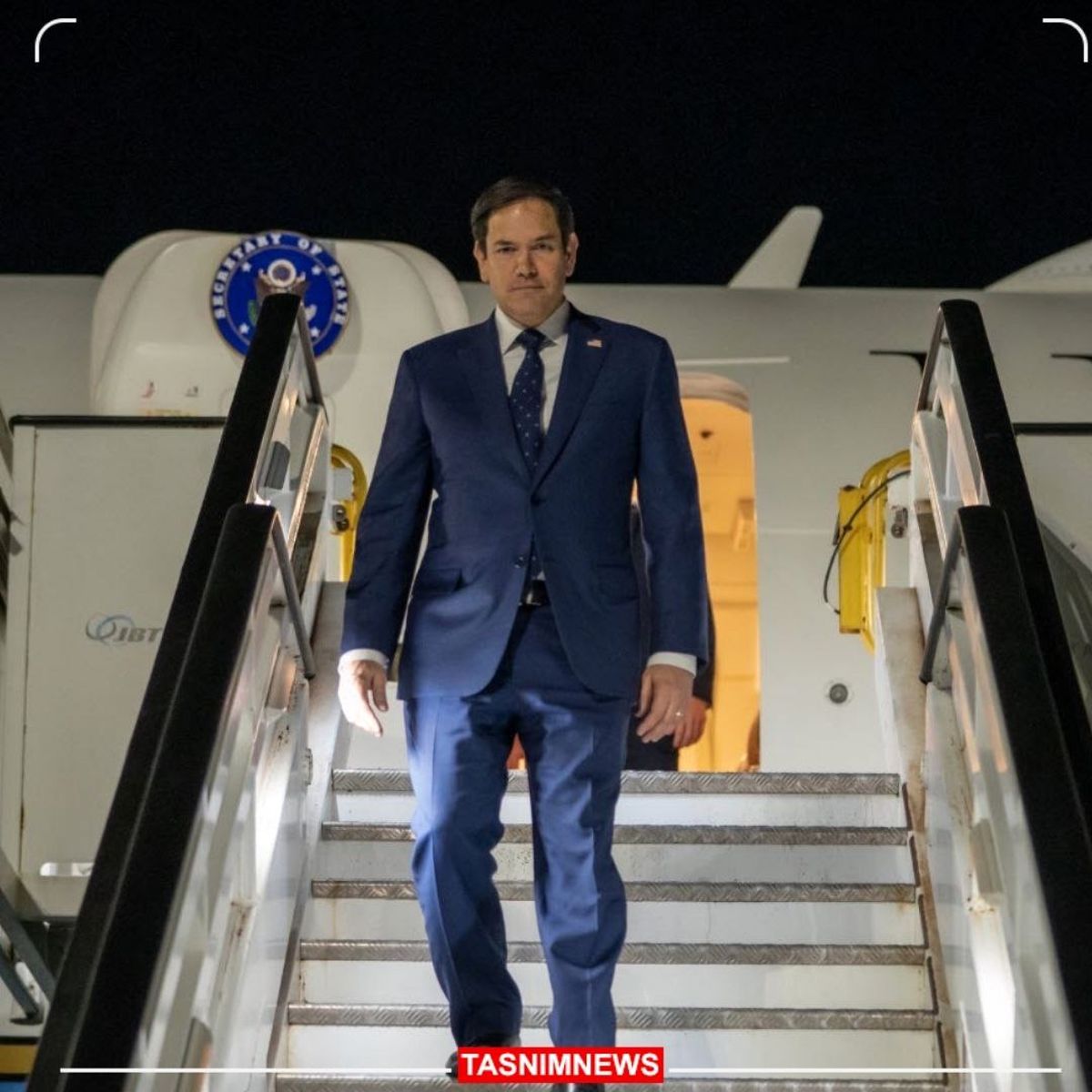 ترک شیشه هواپیما، وزیر خارجه آمریکا را زمین‌گیر کرد