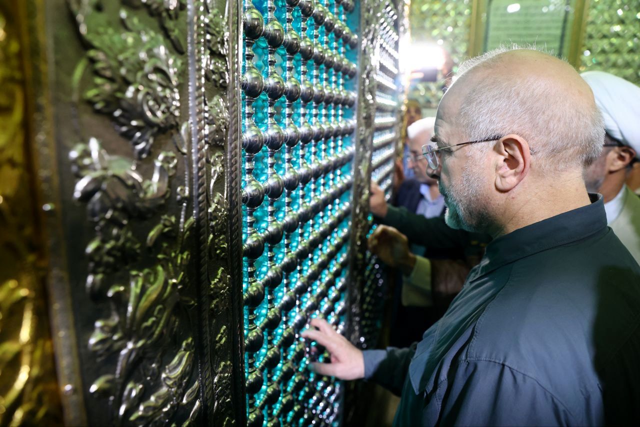 تصاویر: حضور قالیباف در امام زاده سلطان سیدعباس(ع) و گلزار شهدای شهر بجنورد
