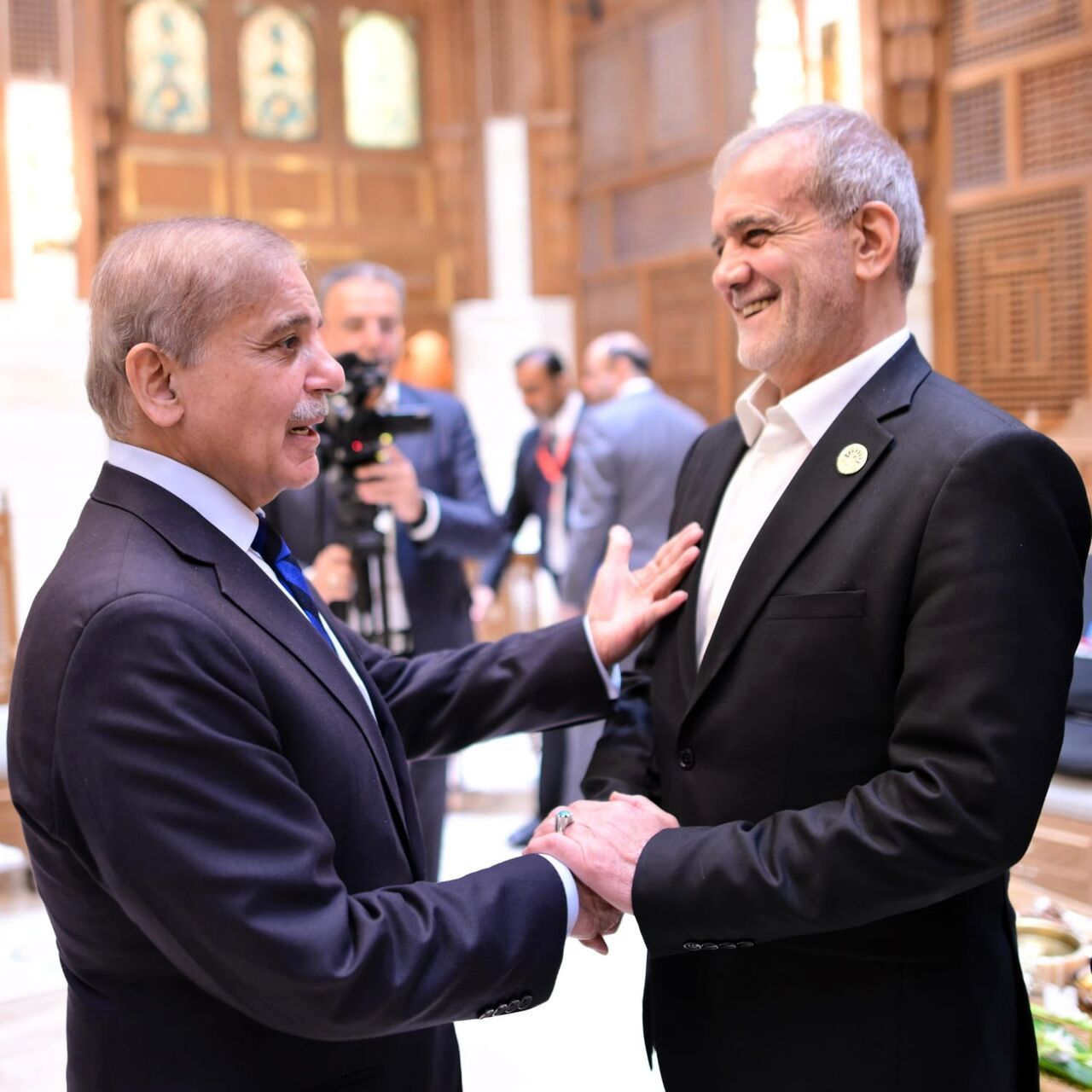 دعوت شهباز شریف از پزشکیان برای سفر به پاکستان 