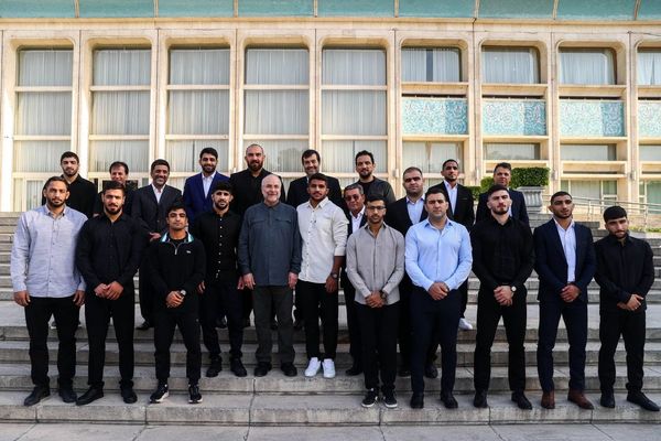 عکس یادگاری مدال‌آوران کشتی آزاد و فرنگی با قالیباف  