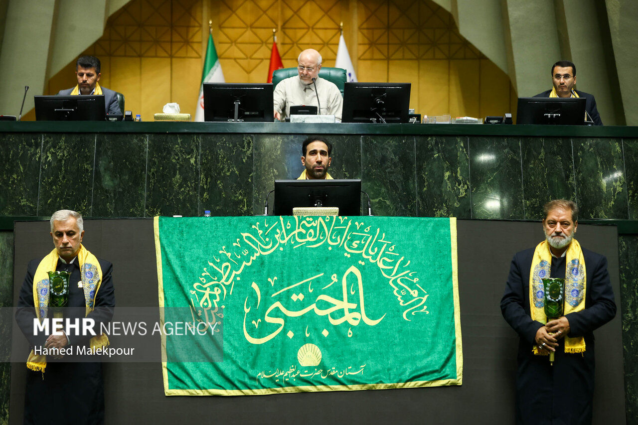 حضور خادمان حرم حضرت عبدالعظیم حسنی(ع) در صحن مجلس