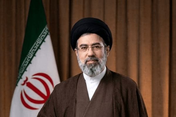 رهبر انقلاب: زبان فارسی از بزرگترین ظرفیت‌ها برای ترویج فرهنگ و تمدن غنی ایران است