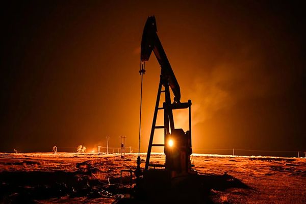 رویترز: پیشرفت مذاکرات بهای نفت را اندکی کاهش داد