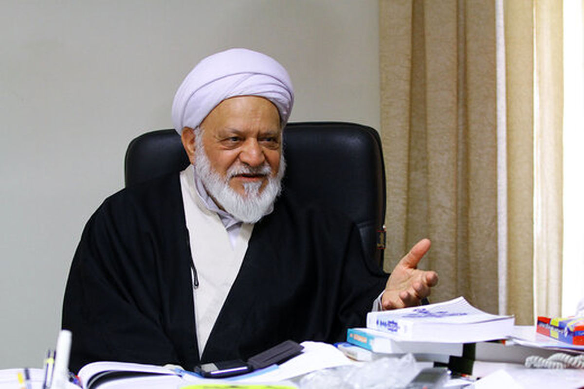 مصباحی‌مقدم: لاریجانی در رقابت می‌ماند
