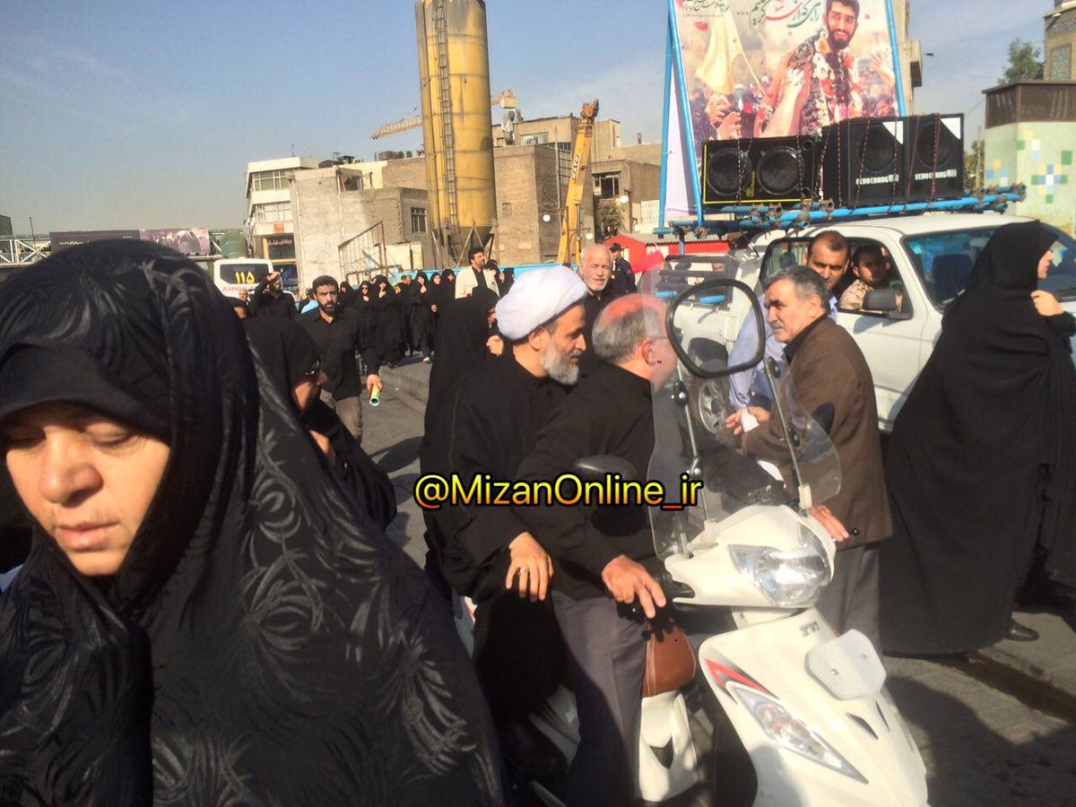 عکس: واعظ مشهور پشت موتور در میدان امام حسین(ع)