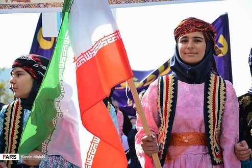 تصاویر: راهپیمایی ضد آمریکایی مردم خرم‌آباد با لباس محلی