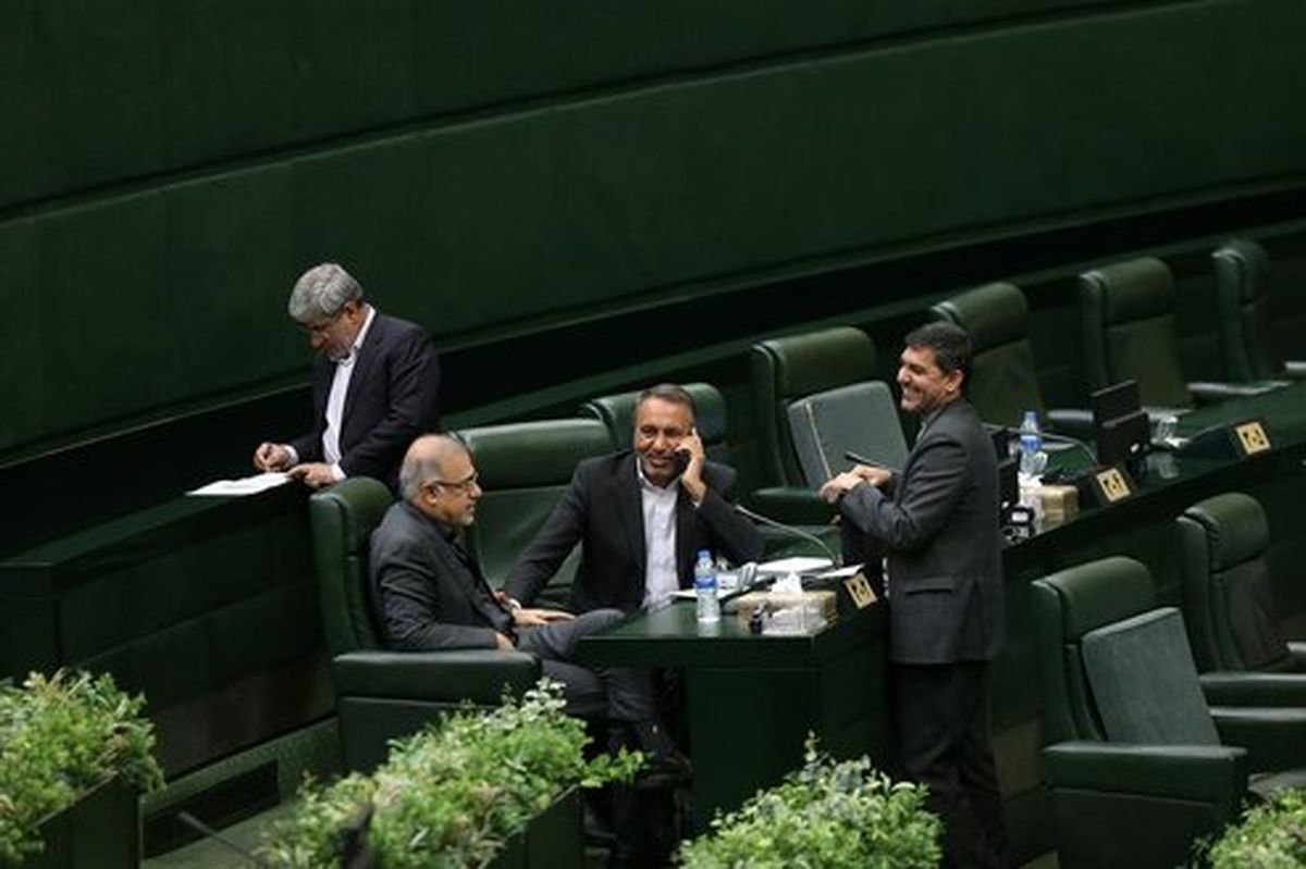 تصاویر: حواشی جلسه علنی مجلس با حضور وزیر علوم