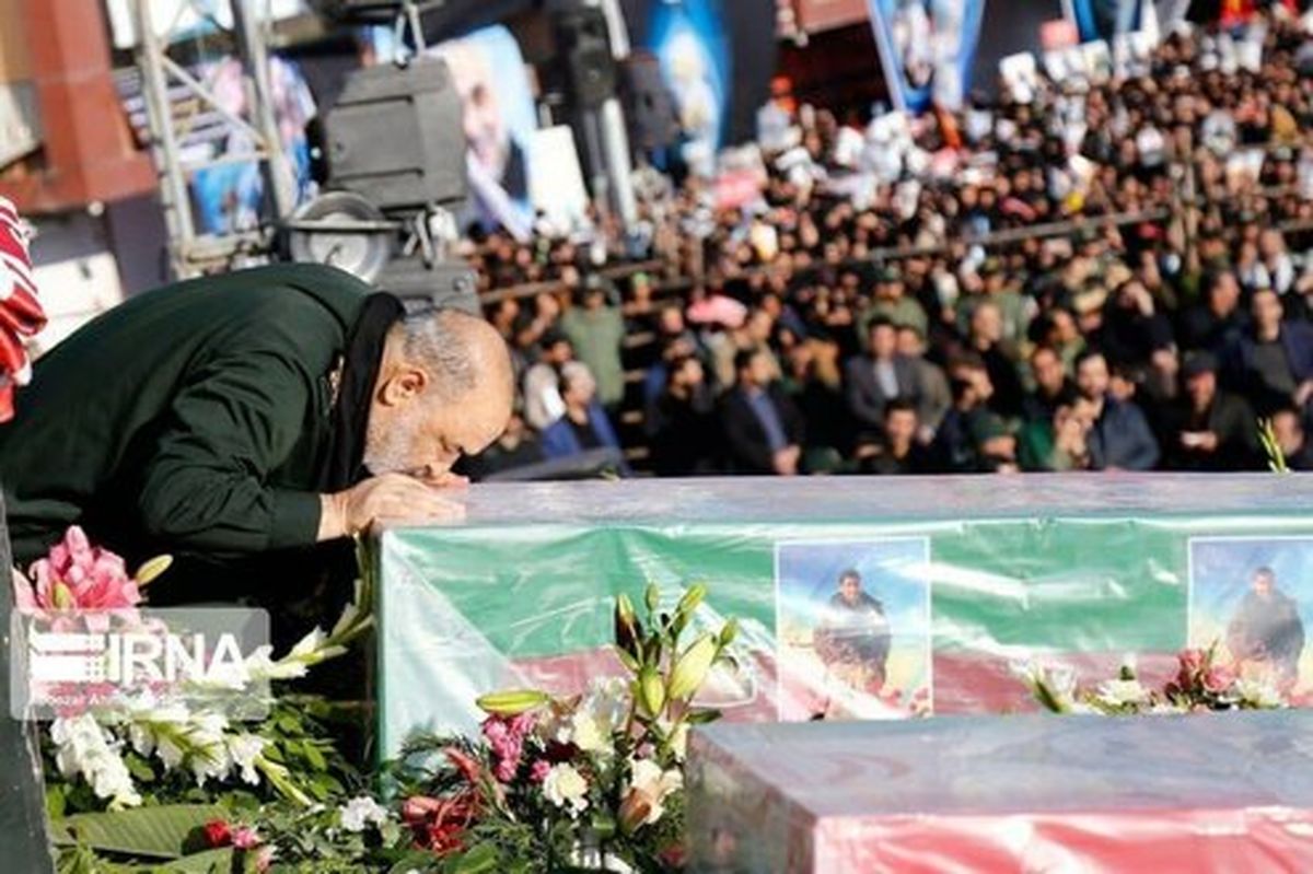 عکس: بوسه فرمانده کل سپاه بر تابوت سردار سلیمانی