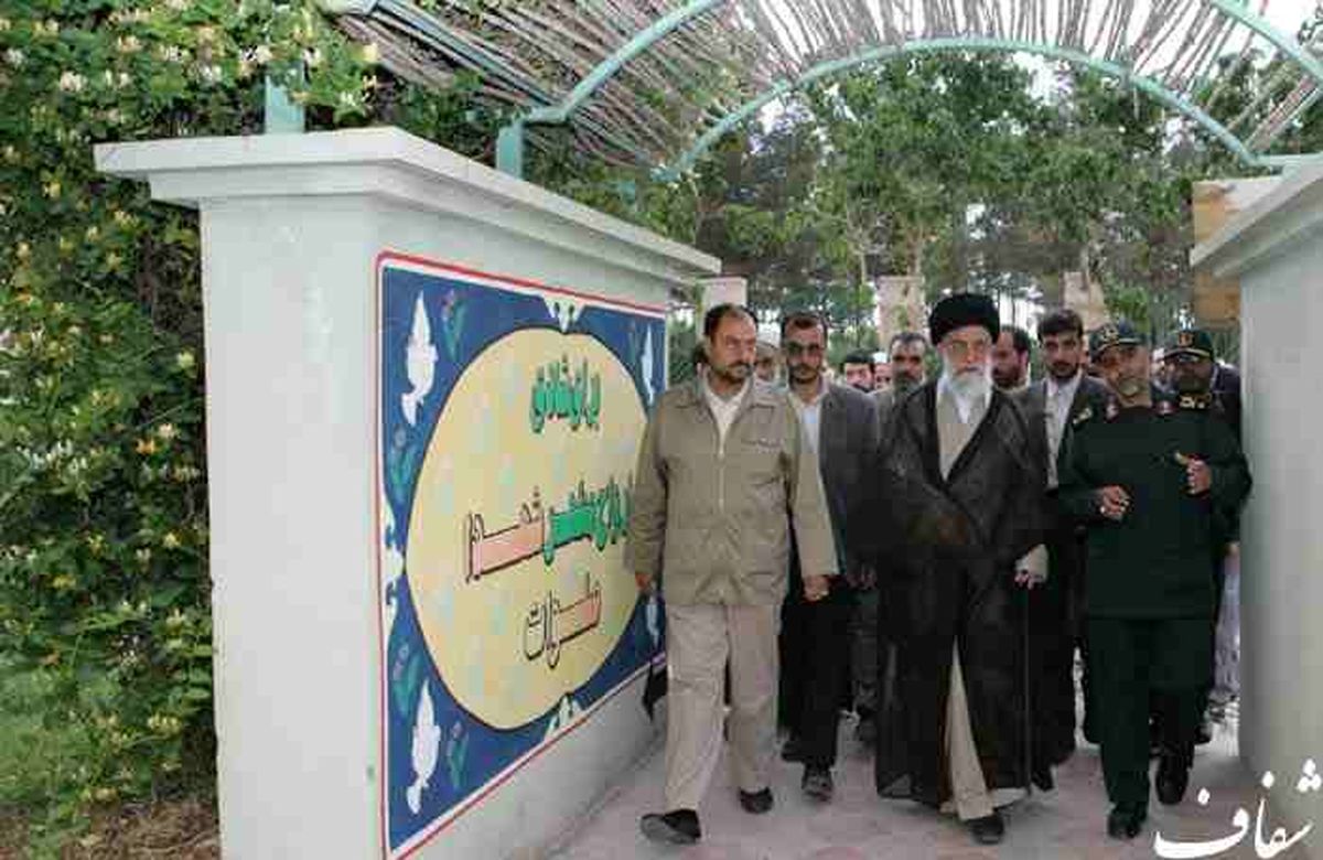 حاج قاسم سلیمانی درکناررهبرانقلاب+عکس