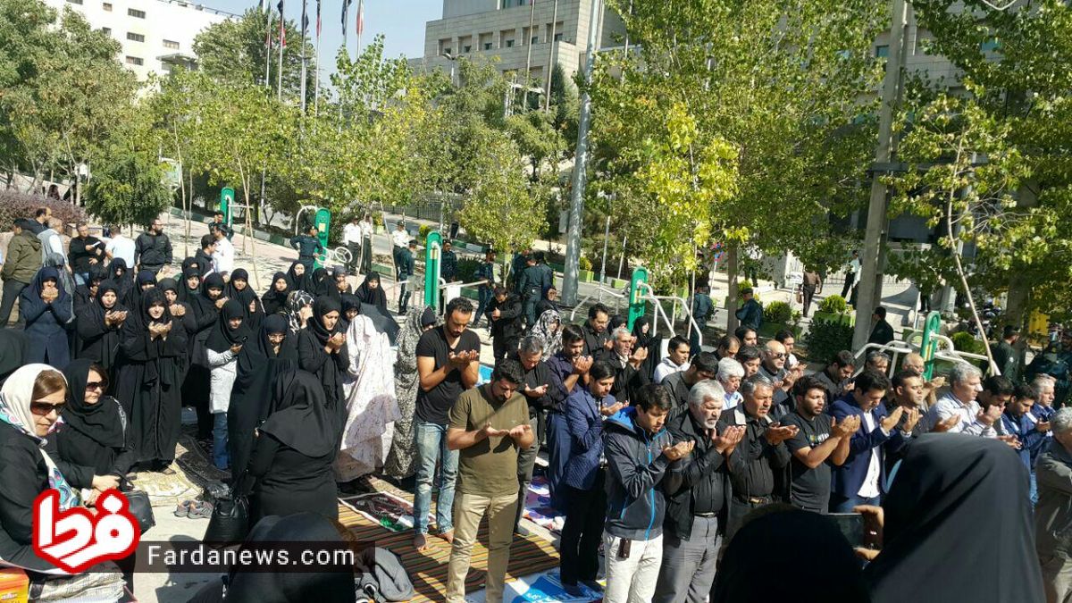 عکس: نماز جماعت متقاضیان مسکن مهر مقابل وزارت راه