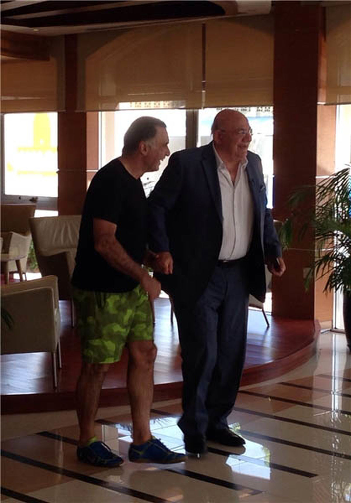 تیپ زشت و عجیب یک پرسپولیسی در امارات +عکس