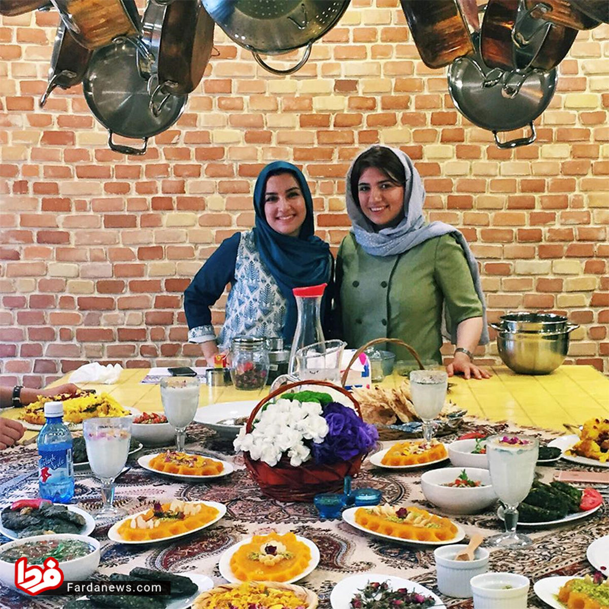 تصاویر: تور غذای دو دختر ایرانی برای توریست‌های خارجی