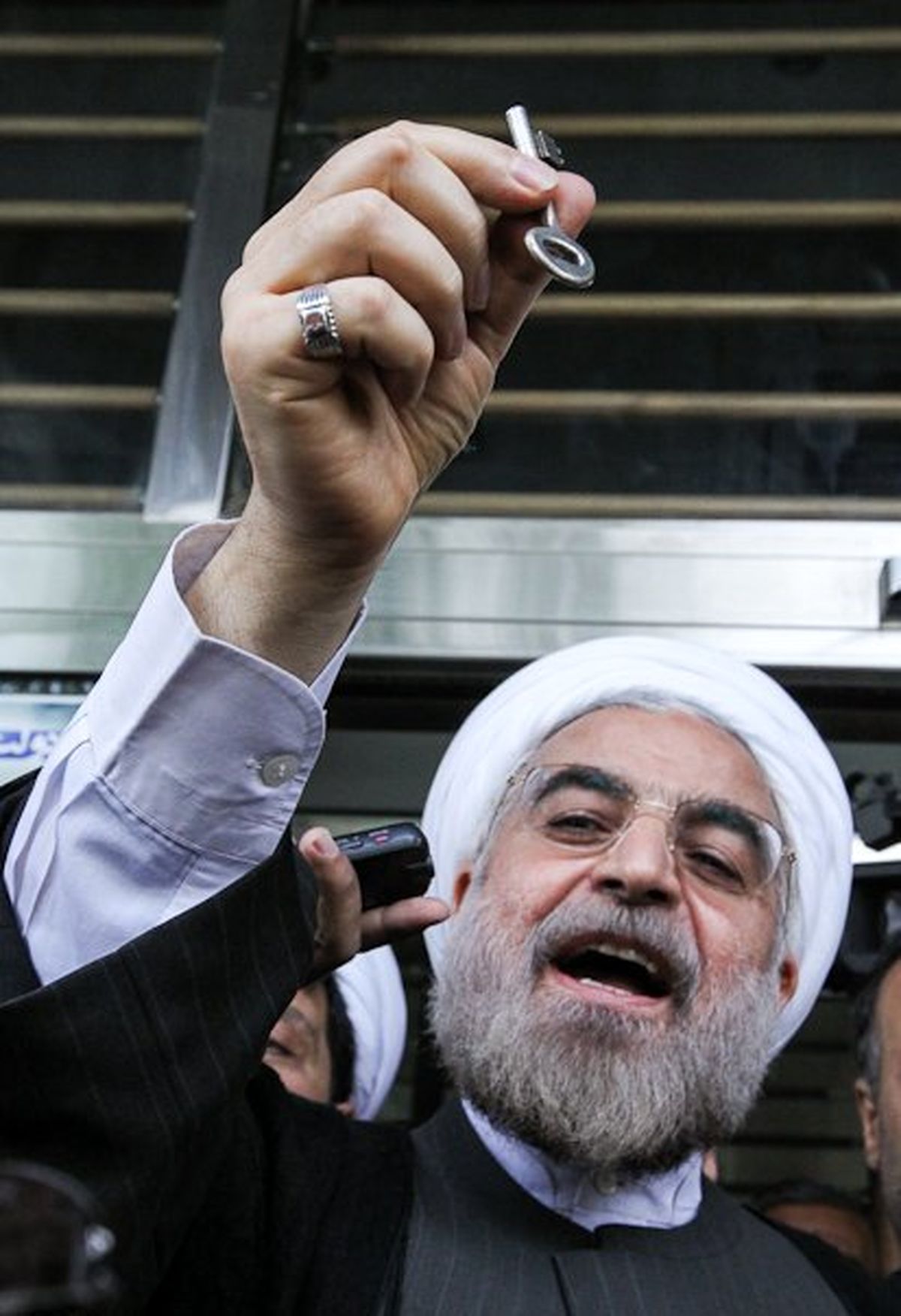 آقای روحانی خاطره احمدی‌نژاد را زنده نکنید/ اصولگرایان فریب بازی جدید را نخورند