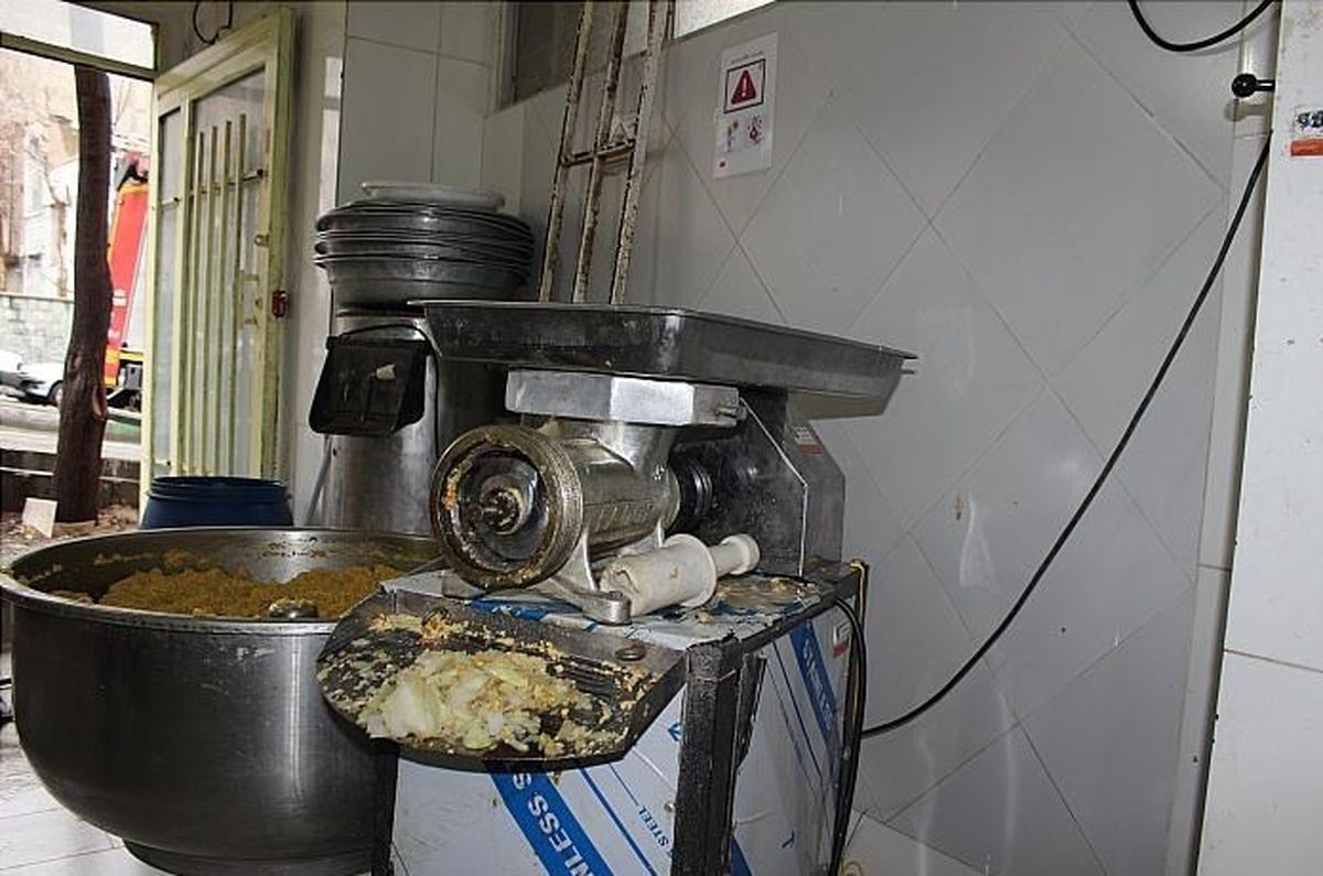قطع ۴ انگشت کارگر نوجوان داخل چرخ‌گوشت +تصاویر