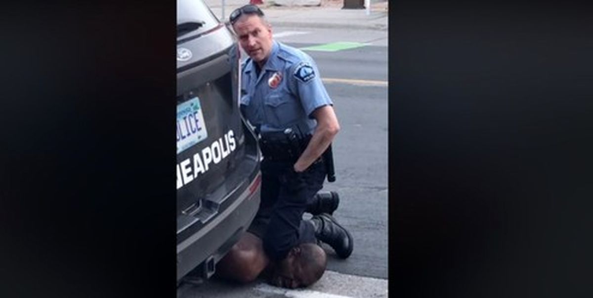 رفتار خشن افسر آمریکایی با یک سیاه‌پوست خبرساز شد +عکس