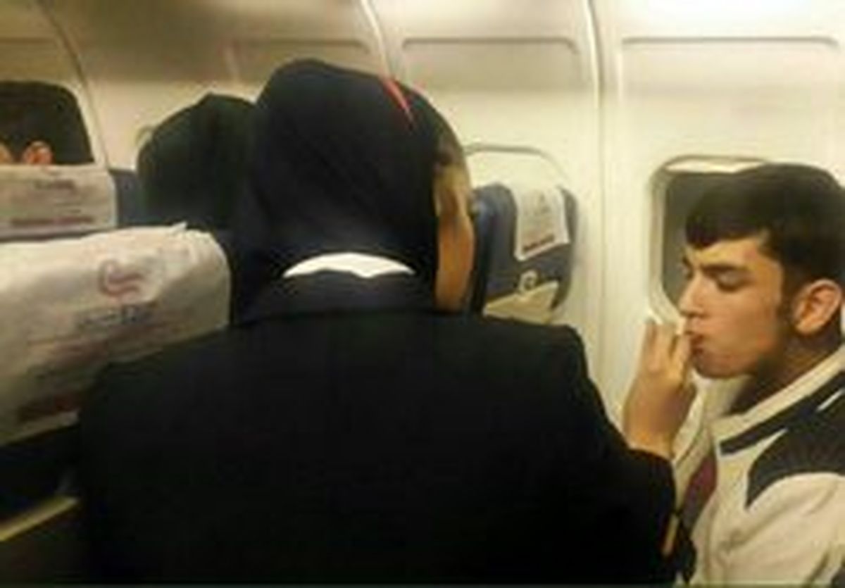 غذا دادن مهماندار زن پرواز مشهد به نوجوان معلول! +عکس