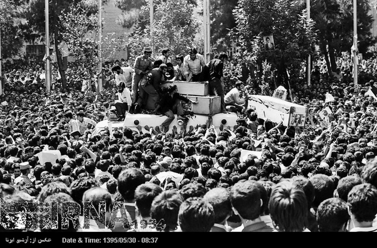 تصاویر آرشیوی: تشییع پیکرهای شهیدان رجایی و باهنر
