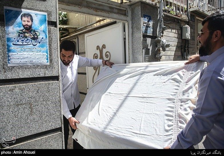 تصاویر: اهدای لباس تفحص شده شهید الله کرم به خانواده ایشان