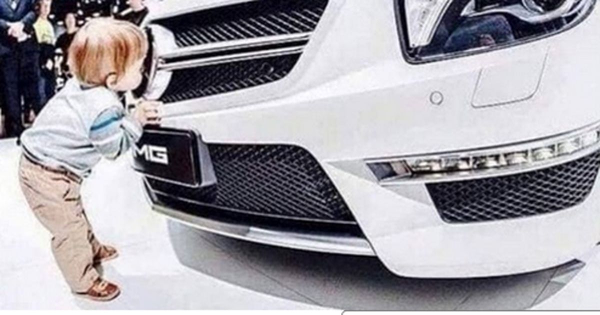 اتفاق باورنکردنی برای کودکی که در حال بوسیدن آرم خودروی بنز بود +عکس