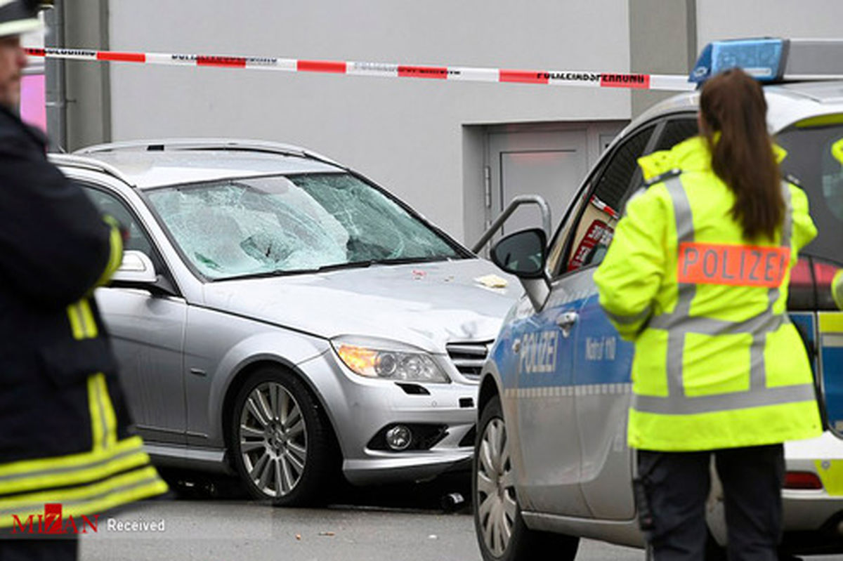 تصاویر: ورود خودرو به میان جمعیت در آلمان