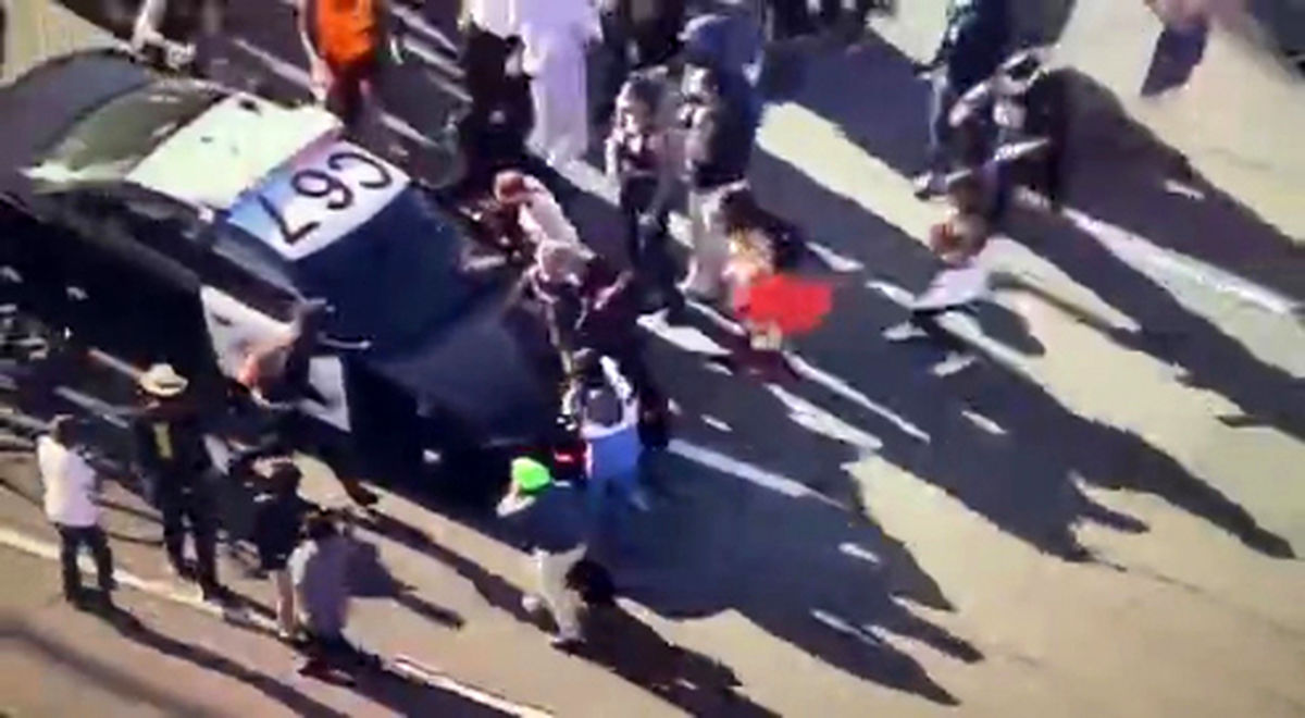 فیلم: حمله وحشیانه پلیس آمریکا به معترضان با ماشین!