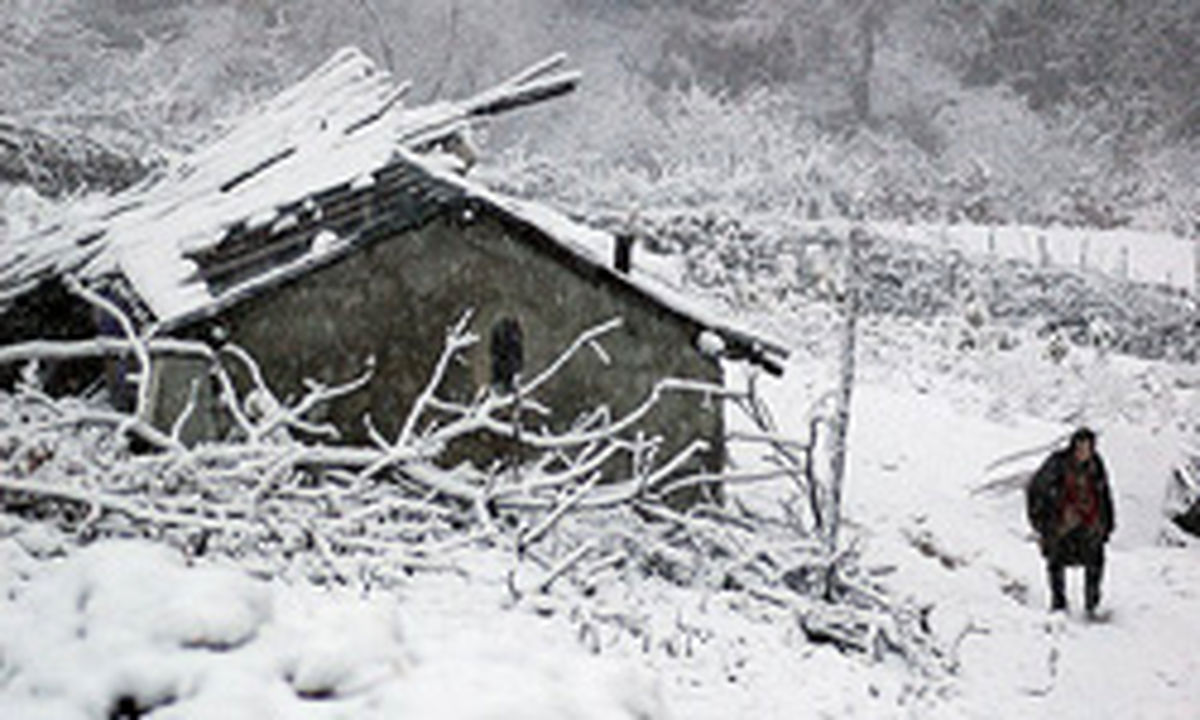بارش مجدد برف محور هراز را مسدود كرد