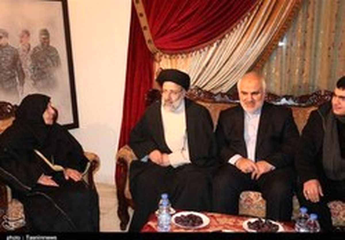هدیه خانواده شهید حزب الله لبنان به رئیسی +عکس